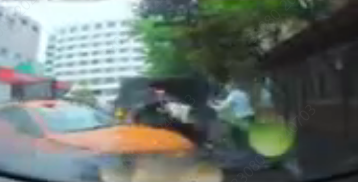 [단독] 주황색 택시가 갑자기 ‘쾅’ …국립중앙의료원 사고 블랙박스 입수
