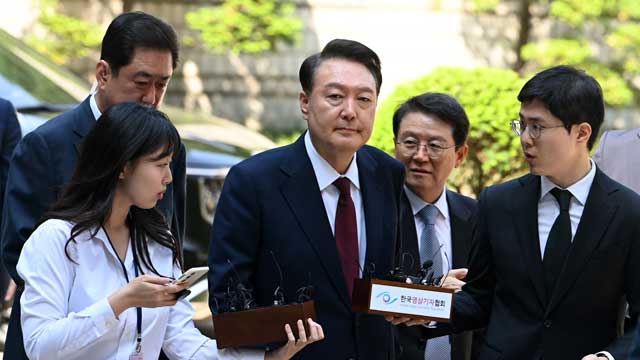 윤 전 대통령 첫 공개 출석…말 없이 법정으로