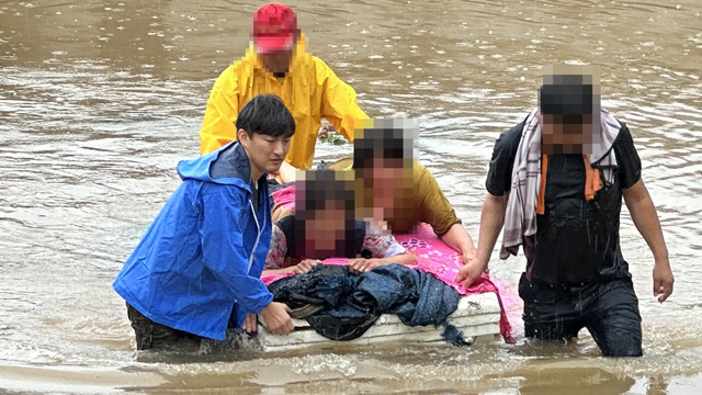 ‘스티로폼 배’로 필사의 탈출…공무원·주민 합심해 11명 구조