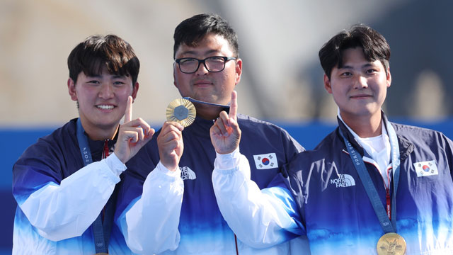 한국 양궁, 남자 단체전도 금메달…올림픽 3연패 <br>달성
