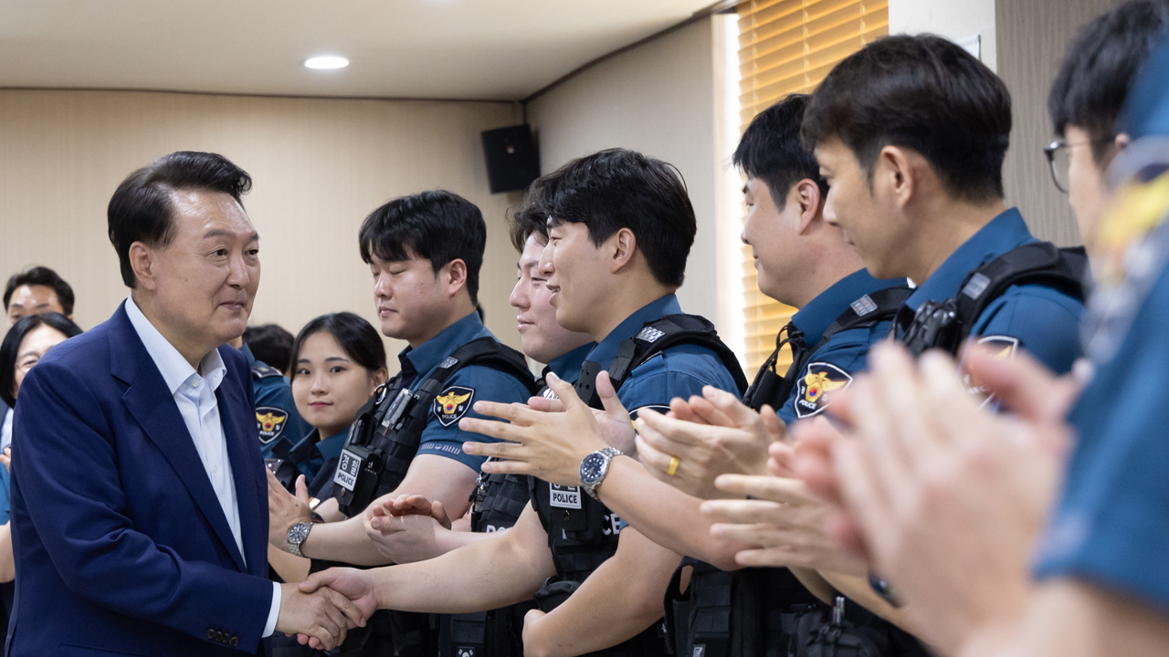 윤 대통령, 경찰관·소방대원 <br>격려…“제복 입은 영웅들에게 정당한 보상”