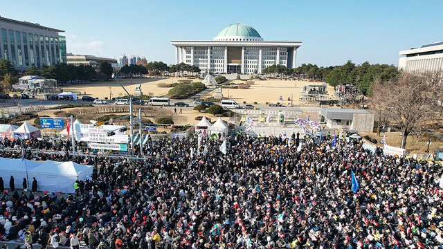 [속보] 인파 밀집으로 9호선 국회의사당역·여의도역 무정차 통과