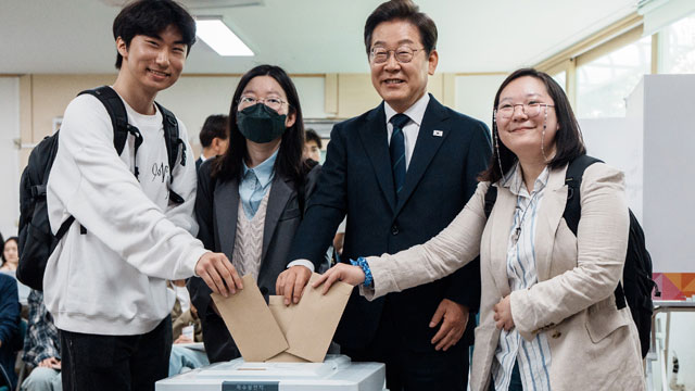 이재명, 신촌에서 사전투표…민주당 “김문수, ‘내란 꼭두각시’로 인천 상륙”
