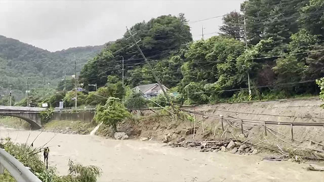 [속보] 가평군 “산사태·급류에 2명 사망, 4명 실종”