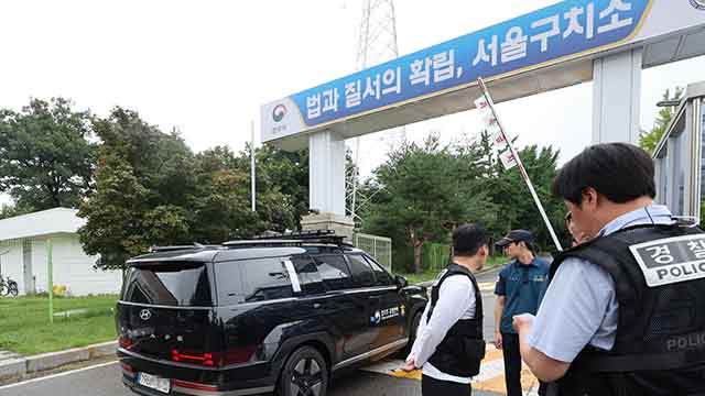 [속보] 김건희특검, 윤 전 대통령 체포영장 곧 집행 <br>시작···서울구치소 도착