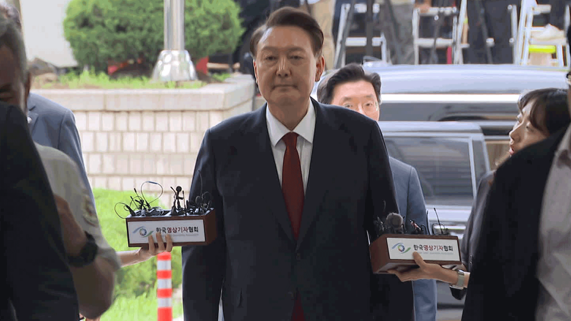 특검 “체포 집행할 것”…<br>尹 측 “손대면 법적 조치”