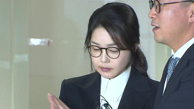 김건희 여사 오후 9시 귀가…“목걸이는 어머니 선물한 것”