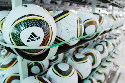2010 남아프리카공화국 월드컵 축구대회 본선에서 사용될 국제축구연맹(FIFA) 공인구인 '자불라니'(Jabulani)가 공개됐다. '자블라니'는 남아프리카공화국 공용어 가운데 하나인 줄루어로 '축하하다'는 의미다. `검은 대륙' 아프리카에서 사상 최초로 열리는 월드컵을 위해 남아공을 찾는 모든 사람의 환영한다는 뜻을 담고 있다. 자블라니에는 남아공 대표팀의 유니폼 바탕인 노란색을 기본으로 모두 11개의 다른 색깔이 사용됐다. 이는 자블라니가 지난 1970년 멕시코 대회 때 첫선을 보였던 텔스타 이후 11번째 공인구라는 점이다. 또 축구 경기에 선수 11명이 뛰는 데다 남아공의 공용어가 11개인 점도 반영됐다.