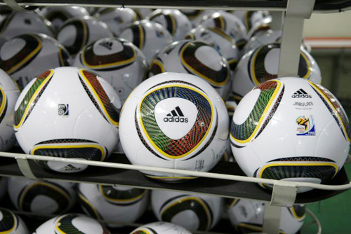 2010 남아프리카공화국 월드컵 축구대회 본선에서 사용될 국제축구연맹(FIFA) 공인구인 '자블라니'(Jabulani)가 공개됐다. '자블라니'는 남아프리카공화국 공용어 가운데 하나인 줄루어로 '축하하다'는 의미다. `검은 대륙' 아프리카에서 사상 최초로 열리는 월드컵을 위해 남아공을 찾는 모든 사람의 환영한다는 뜻을 담고 있다. 자블라니에는 남아공 대표팀의 유니폼 바탕인 노란색을 기본으로 모두 11개의 다른 색깔이 사용됐다. 이는 자불라니가 지난 1970년 멕시코 대회 때 첫선을 보였던 텔스타 이후 11번째 공인구라는 점이다. 또 축구 경기에 선수 11명이 뛰는 데다 남아공의 공용어가 11개인 점도 반영됐다.
