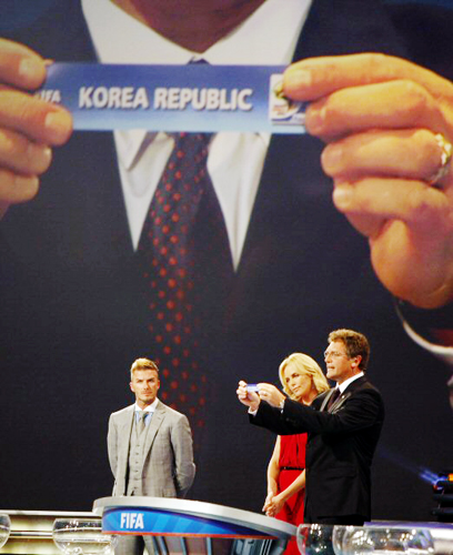 한국이 2010 남아프리카공화국 월드컵 축구대회 본선에서 아르헨티나, 나이지리아, 그리스와 16강 진출 티켓을 다툰다. 

한국은 5일(한국시간) 남아프리카공화국 케이프타운 국제컨벤션센터에서 열린 남아공 월드컵 본선 조 추첨 결과, B조에서 아르헨티나(남미), 나이지리아(아프리카), 그리스(유럽)와 조별리그를 치르게 됐다.

제롬 발케 FIFA 사무총장이 `KOREA REPUBLIC'이라고 적힌 쪽지를 들어보이고 있는 가운데, 잉글랜드 축구 스타 베컴, 남아공 출신의 미녀 영화배우 샤를리즈 테론이 곁에서 지켜보고 있다.