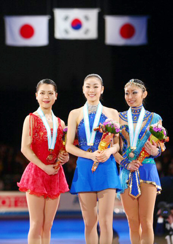 5일 일본 도쿄 요요기 제1체육관에서 열린 '2009 ISU 그랑프리 파이널' 프리스케이팅에서 안도 미키에 역전해 우승한 피겨퀸 김연아가 시상대에 올라서 있다. 왼쪽은 3위 스즈키 아키코 오른쪽은 2위 안도 미키.