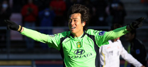 K-리그 챔피언결정전 2차전 전북 현대와 성남 일화의 경기 후반. 전북 이동국이 페널티킥을 성공시킨 후 환호하고 있다