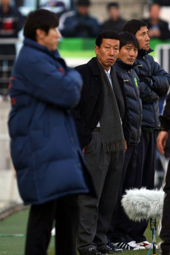 전북현대가 성남일화와의 K-리그 챔피언결정전 2차전을 3-1로 승리해 우승했다. 최강희 감독이 신태용 감독을 바라보고 있다.