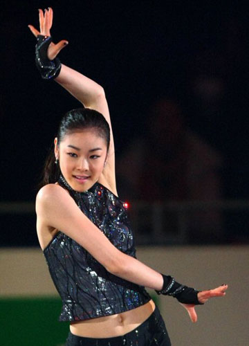 '2009 그랑프리 파이널' 여자 싱글에서 우승한 피겨여왕 김연아가 6일 일본 도쿄 요요기 제1체육관에서 열린 갈라쇼에서 '돈 스톱 더 뮤직'에 맞춰 열정적 무대를 선보이고 있다.