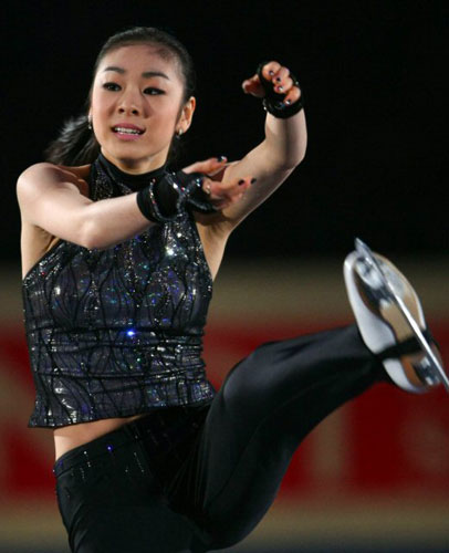 '2009 그랑프리 파이널' 여자 싱글에서 우승한 피겨여왕 김연아가 6일 일본 도쿄 요요기 제1체육관에서 열린 갈라쇼에서 '돈 스톱 더 뮤직'에 맞춰 열정적 무대를 선보이고 있다.