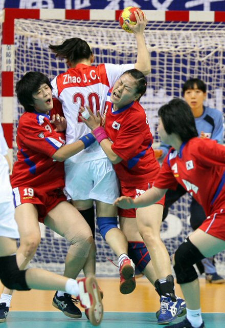 7일 오후 중국 창저우 올림픽스포츠센터에서 열린 2009 여자핸드볼 세계선수권대회 1차리그 D조 대한민국과 중국 경기에서 류은희(왼쪽), 김차연이 상대 공격수를 밀착 수비하고 있다.