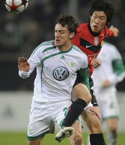 8일(현지시간) 독일 볼프스부르크에서 열린 유럽축구연맹(UEFA) 챔피언스리그 조별리그 B조VfL 볼프스부르크-맨체스터 유나이티드(이하 맨유) 경기, 맨유 박지성(오른쪽)이 볼프스부르크  크리스티안 겐트너와 볼다툼을 벌이고 있다. 박지성이 풀타임 출전한 이 경기에서 맨유는 마이클 오언의 해트트릭에 힘입어 3대1로 승리했다.