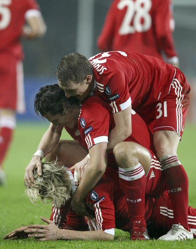 8일(현지시간) 이탈리아 토리노 올림피코 스타디움에서 열린 유럽축구연맹(UEFA) 챔피언스리그 조별리그 A조 유벤투스-바이에른 뮌헨 경기, 바이에른 뮌헨 아나톨리 티모슈크가 팀의 4번째 골을 넣은 후 팀 동료들과 함께 기뻐하고 있다.