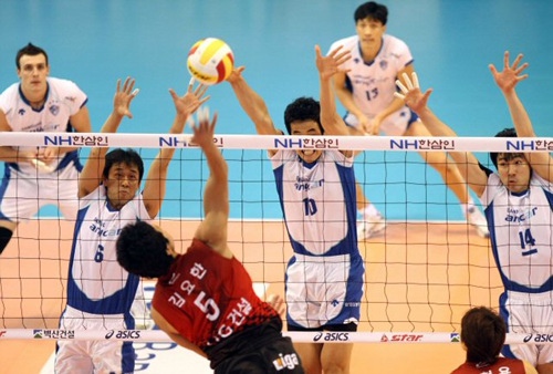 9일 대전 충무체육관에서 열린 프로배구 V리그 삼성화재와 LIG손해보험의 경기. LIG 김요한이 블로킹을 피해 강스파이크를 날리고 있다.