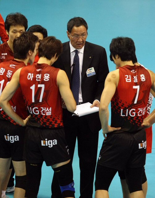 9일 대전 충무체육관에서 열린 프로배구 V리그 삼성화재와 LIG손해보험의 경기. LIG 박기원 감독이 작전을 지시하고 있다.
