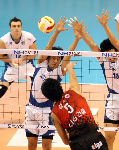 9일 대전 충무체육관에서 열린 프로배구 V리그 삼성화재와 LIG손해보험의 경기. LIG 김요한이 블로킹을 피해 강스파이크를 날리고 있다.