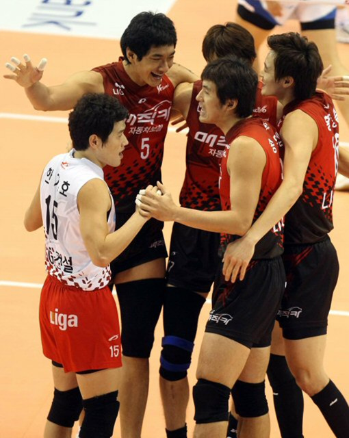 9일 대전 충무체육관에서 열린 프로배구 V리그 삼성화재와 LIG손해보험의 경기. LIG 선수들이 공격에 성공한 뒤 즐거워하고 있다.