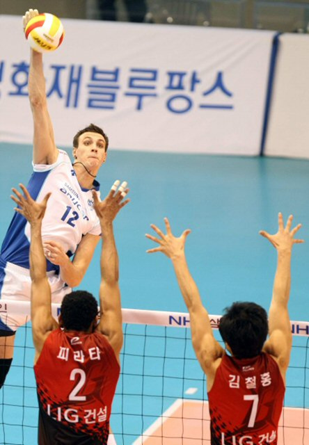 9일 대전 충무체육관에서 열린 프로배구 V리그 삼성화재와 LIG손해보험의 경기. 삼성 외국인 선수 가빈이 강 스파이크를 날리고 있다.