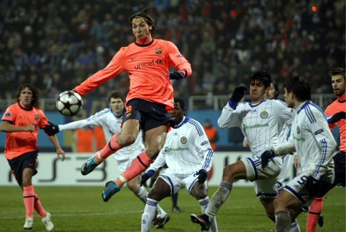 9일(현지시간) 우크라이나 키에프에서 열린 유럽축구연맹(UEFA) 챔피언스리그 조별리그 F조 디나모 키에프-FC 바르셀로나 경기, FC 바르셀로나 즐라탄 이브라히모비치(가운데)가 상대 선수들 사이에서 볼다툼을 벌이고 있다.