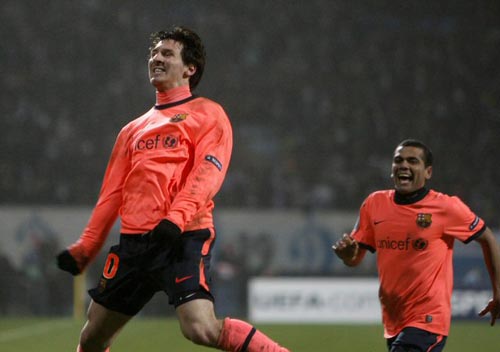 9일(현지시간) 우크라이나 키에프에서 열린 유럽축구연맹(UEFA) 챔피언스리그 조별리그 F조 디나모 키에프-FC 바르셀로나 경기, FC 바르셀로나 리오넬 메시가 역전골을 성공시킨 후 환호하고 있다. 이 경기에서 FC 바르셀로나가 2대1로 승리했다.
