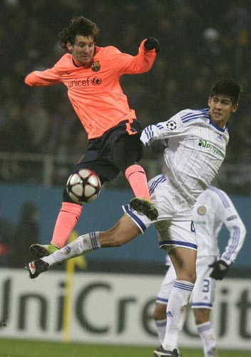 9일(현지시간) 우크라이나 키에프에서 열린 유럽축구연맹(UEFA) 챔피언스리그 조별리그 F조 디나모 키에프-FC 바르셀로나 경기, 디나모 키에프 레안드로 알메이다(오른쪽)와 FC 바르셀로나 리오넬 메시가 볼다툼을 벌이고 있다.