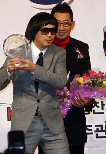 10일 서울 리베라호텔에서 열린 2009 일구상 시상식, 공로상을 수상한 ‘천하무적 야구단’의 이하늘이 트로피를 들어보이고 있다.