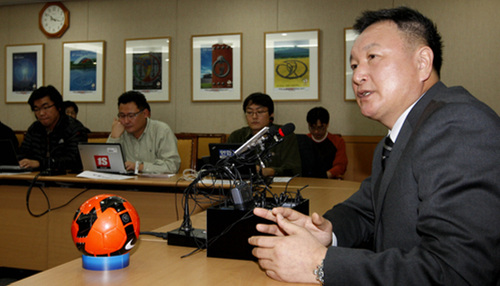허정무 축구 대표팀 감독이 10일 축구회관에서 열린 남아공 전지훈련 명단발표 기자회견에서 "몸이 안 된 선수는 지명도를 무시하고 제외하겠다는 생각"이라고 밝히고 있다.