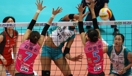 10일 오후 인천 도원체육관에서 열린 여자 프로배구 흥국생명-GS칼텍스 경기에서 GS칼텍스 이브가 강스파이크를 날리고 있다.