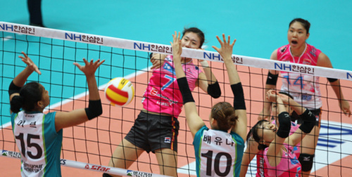 10일 오후 인천 도원체육관에서 열린 여자 프로배구 흥국생명-GS칼텍스 경기에서 흥국생명 김혜진이 스파이크를 날리고 있다.
