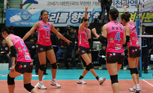 10일 오후 인천 도원체육관에서 열린 여자프로배구 흥국생명-GS칼텍스 경기에서 3-1로 승리를 한 흥국생명 선수들이 환호하고 있다.
