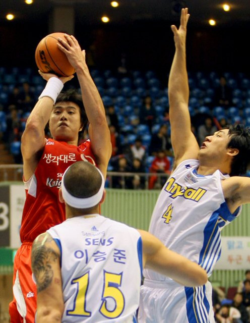 10일 서울 잠실체육관에서 열린 2009-2010 프로농구 삼성 썬더스와 SK 나이츠의 경기에서 SK의 방성윤이 삼성 김동욱과 이승준의 수비를 뚫고 3점슛을 던지고 있다.