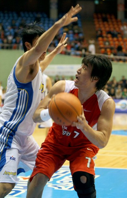 10일 서울 잠실체육관에서 열린 2009-2010 프로농구 삼성 썬더스와 SK 나이츠의 경기에서 SK의 방성윤이 삼성 김동욱의 수비를 제치려 하고 있다.