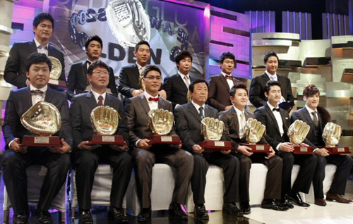 11일 오후 서울 삼성동 코엑스에서 열린 '2009 CJ 마구마구 프로야구 골든글러브 시상식'에서 각 부문 수상자들이 포즈를 취하고 있다.위줄 왼쪽부터 시계방향으로 최희섭, 이택근, 김현수, 나지완, 강봉규, 이대호, 홍성흔, 박용택,손시헌,정근우 아버지,김상현,로페즈 대리수상 황병일 코치, 김상훈 .