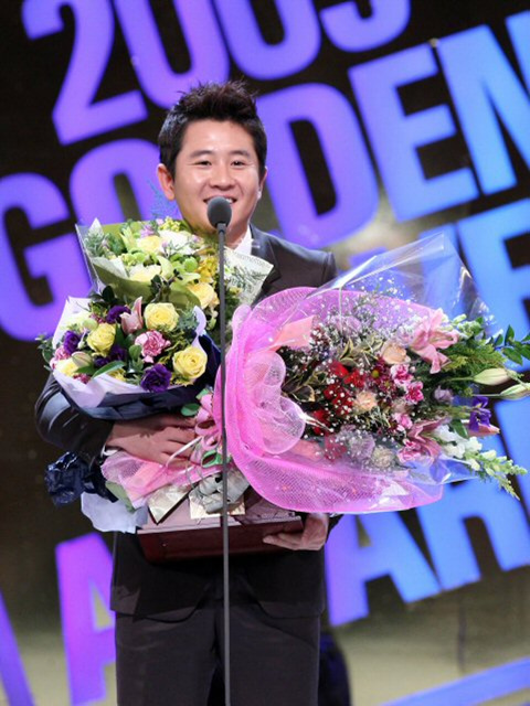 11일 오후 서울 삼성동 코엑스에서 열린 '2009 CJ 마구마구 프로야구 골든글러브 시상식'에서 유격수 부문을 수상한 두산 손시헌 포즈를 취하고 있다.