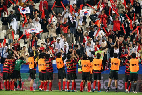 12일 새벽(한국 시간) 아랍에미리트연합(UAE) 아부다비 모하메드 빈 자예드 스타디움에서 벌어진 FIFA 클럽월드컵 대회 6강전 포항 대 마젬베와의 경기에서 K리그 사상 첫 4강 진출에 성공한 포항 선수들이 성원을 보내 준 관중을 향해 감사의 인사를 전하고 있다. 이날 경기에서 포항이 2 대 1로 역전승을 거뒀다.