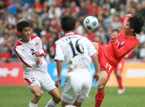 12일 홍콩스타디움에서 열린 제5회 동아시아경기대회 축구 3.4위전 한국과 북한 경기에서 한국 전재희가 슛을하고 있다.