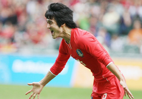 12일 홍콩스타디움에서 열린 제5회 동아시아경기대회 축구 3.4위전 한국과 북한 경기에서 한국 고민기가 첫 골을 넣은 뒤 기뻐하고 있다.
