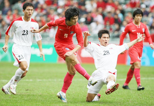 12일 홍콩스타디움에서 열린 제5회 동아시아경기대회 축구 3.4위전 한국과 북한 경기에서 한국 고민기가 첫 골을 넣고 있다.