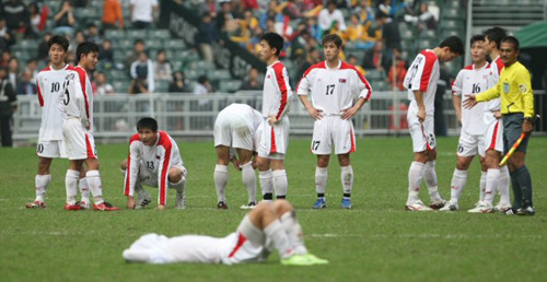 12일 홍콩스타디움에서 열린 제5회 동아시아경기대회 축구 3.4위전 한국과 북한 경기에서 한국이 승부차기 끝에 4:2로 승리하자 실축한 북한 김국진(앞)이 그라운드에 누워있다.