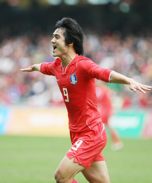 12일 홍콩스타디움에서 열린 제5회 동아시아경기대회 축구 3.4위전 한국과 북한 경기에서 한국 고민기가 첫 골을 넣은 뒤 기뻐하고 있다.