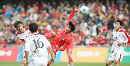 12일 홍콩스타디움에서 열린 제5회 동아시아경기대회 축구 3.4위전 한국과 북한 경기에서 한국 전재희가 슛을하고 있다.