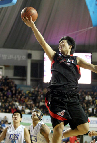 17일 전북 전주실내체육관에서 열린 프로농구 전주 KCC-부산 KT의 경기에서 KT 박상오가 레이업슛을 하고 있다.