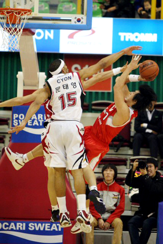 17일 오후 창원체육관에서 열린 프로농구 창원LG-서울 SK전에서 SK 방성윤이 LG 문태영과 조상현의 이중 장벽 사이로 몸을 날려 슛을 하고 있다.