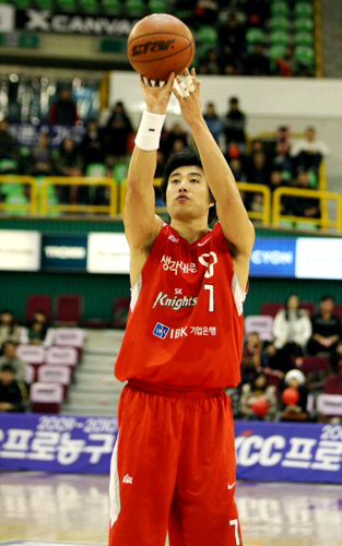 17일 오후 창원체육관에서 열린 프로농구 창원LG-서울 SK전에서 SK 방성윤이 4쿼트 종료 직전 86 대 84 상황에서 자유투를 하고 있다.