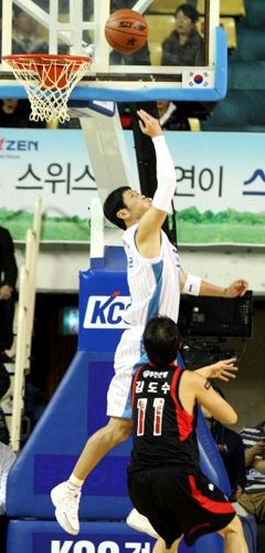 17일 전북 전주실내체육관에서 열린 프로농구 전주 KCC-부산 KT의 경기에서 KCC 추승균이 골밑슛을 성공하고 있다.